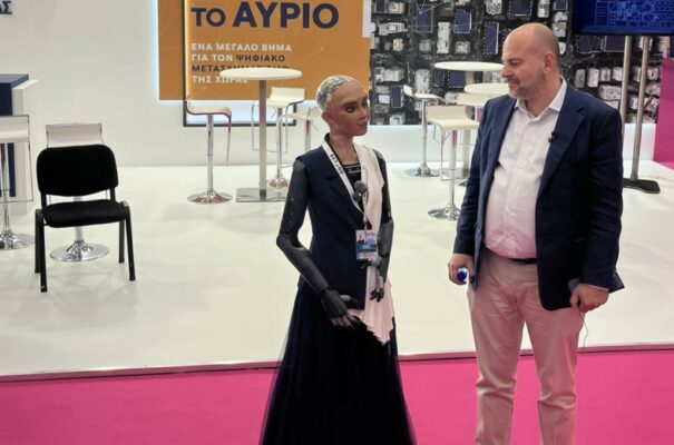 Γιώργος Στασινός και Sophia the robot στην έκθεση Beyond 2024 © ΔΤ/ΤΕΕ