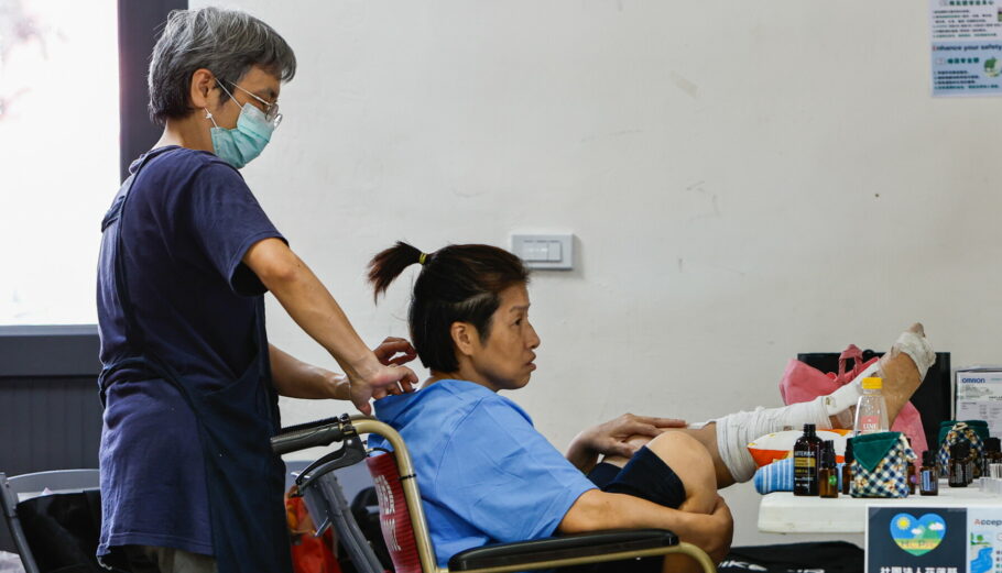 Τραυματίας μετά τον σεισμό στην Ταϊβάν © EPA/DANIEL CENG