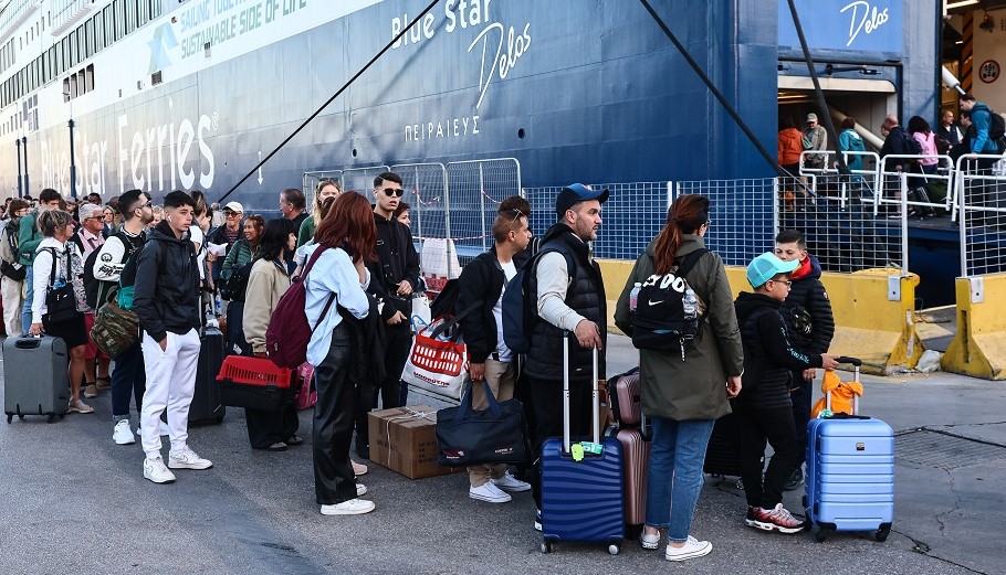 Τουρίστες στο λιμάνι του Πειραιά ©Intime