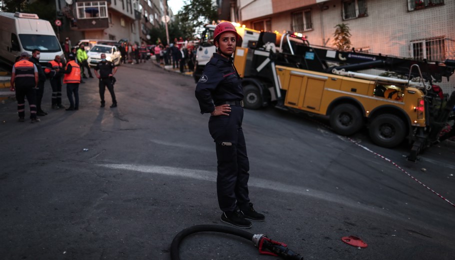 Γυναίκα πυροσβέστης στην Κωνσταντινούπολη © EPA/SEDAT SUNA