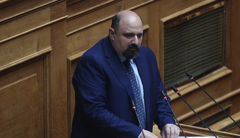 Ο Χρήστος Τριαντόπουλος μιλά στη Βουλή για την πρώτη αρωγή © Eurokinissi