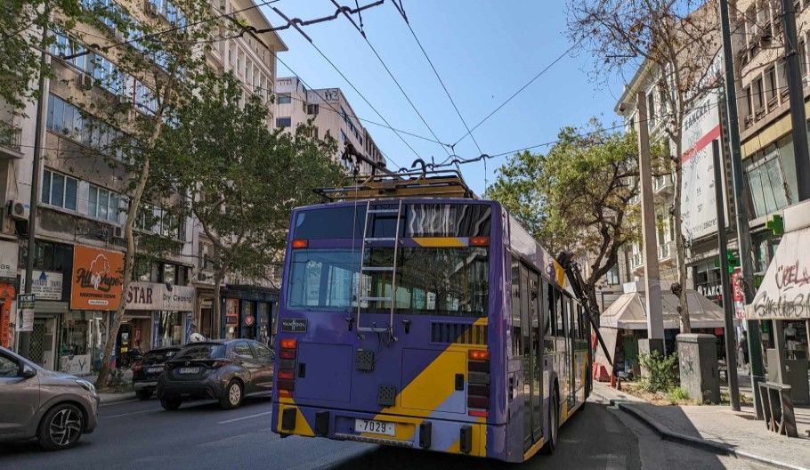 Το τρόλεϊ στην Πανεπιστημίου μετά το ατύχημα με το τουριστικό λεωφορείο © EUROKINISSI/ΜΙΧΑΛΗΣ ΚΑΡΑΓΙΑΝΝΗΣ
