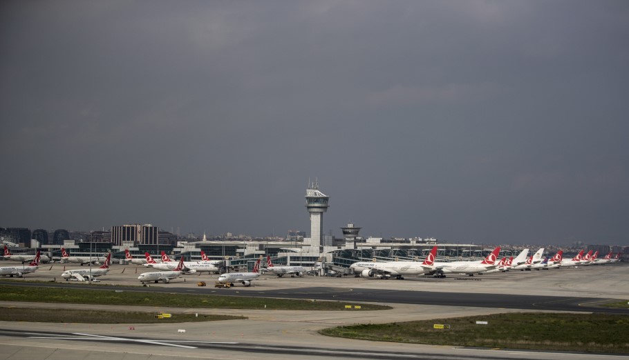 Αεροσκάφη της Turkish Airlines στο αεροδρόμιο «Ατατούρκ» της Κωνσταντινούπολης © EPA/ERDEM SAHIN