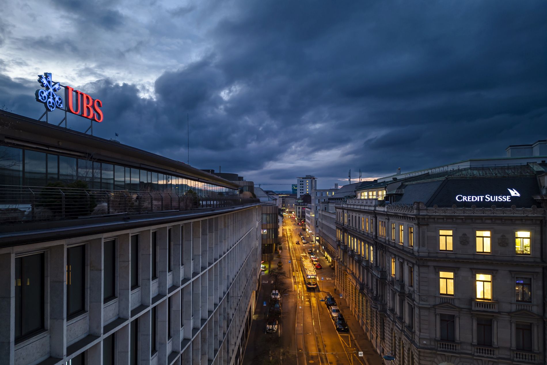 Τα κεντρικά γραφεία των ελβετικών τραπεζών Credit Suisse και UBS στην πλατεία Paradeplatz στη Ζυρίχη, Ελβετία© EPA/MICHAEL BUHOLZER