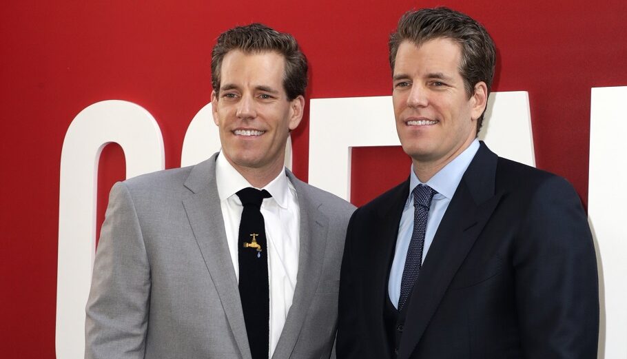 Οι επιχειρηματίες Cameron και Tyler Winklevoss © EPA/JASON SZENES