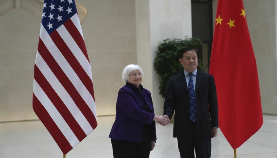Η υπουργός Οικονομικών των ΗΠΑ Τζάνετ Γέλεν ανταλλάσσει χειραψία με τον διοικητή της Λαϊκής Τράπεζας της Κίνας Παν Γκονγκσένγκ κατά τη συνάντησή τους στη Λαϊκή Τράπεζα της Κίνας στο Πεκίνο© EPA/Tatan Syuflana / POOL