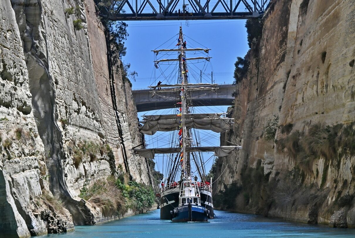 Το γαλλικό ιστιοφόρο m/v Belem διένυσε τη θαλάσσια οδό της Διώρυγας Κορίνθου από τον Σαρωνικό στον Κορινθιακό κόλπο©ΔΤ