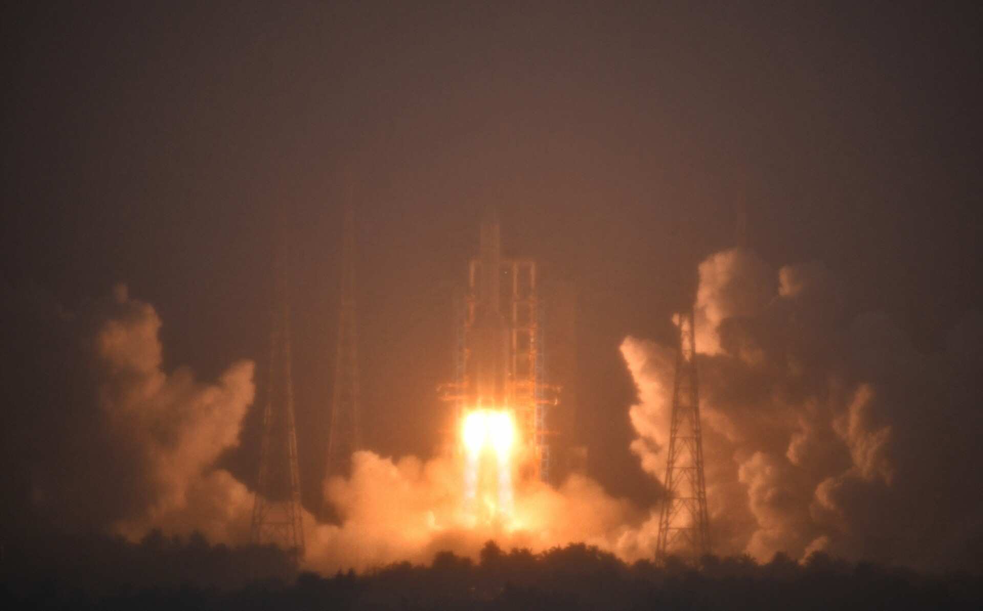 Ο πύραυλος Chang'e 6 © EPA/XINHUA / Guo Cheng CHINA OUT / UK AND IRELAND OUT