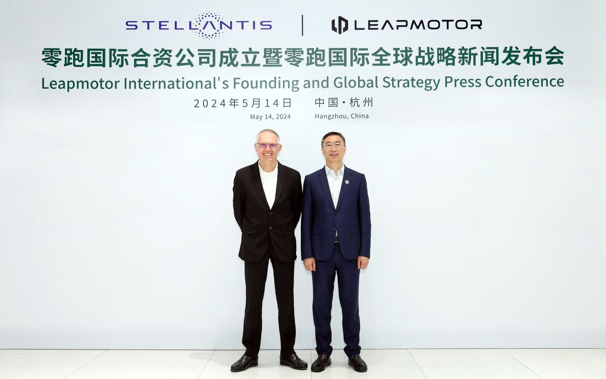 Ο CEO της Stellantis, Carlos Tavares και ο ιδρυτής και CEO της Leapmotor Jiangming Zhu © stellantis.com