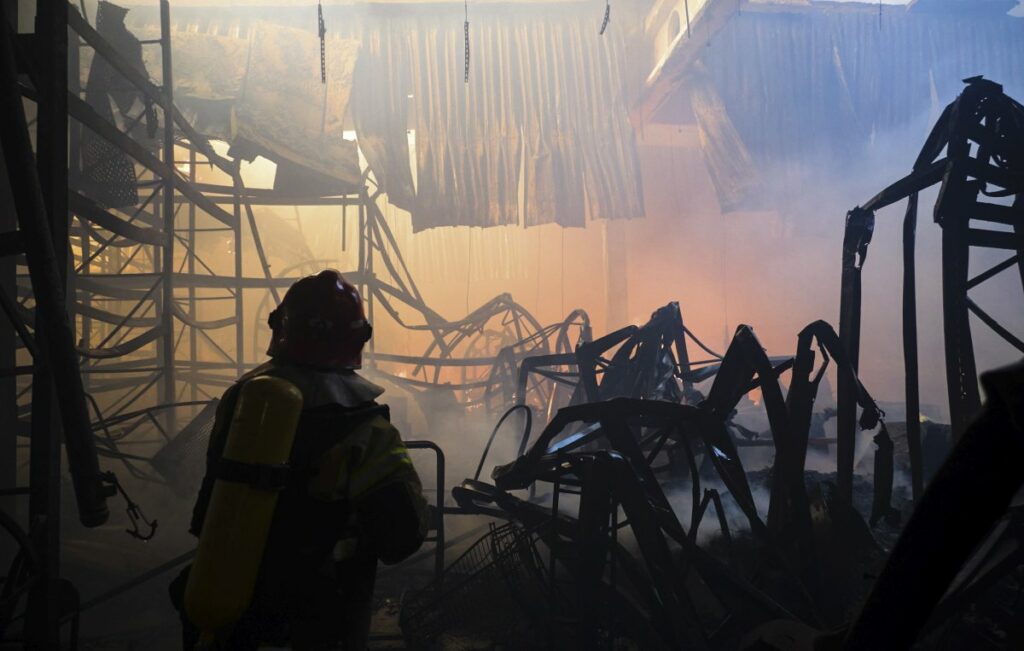 Ρωσικός βομβαρδισμός της υπεραγοράς στο Χάρκοβο της Ουκρανίας © EPA/SERGEY KOZLOV 53533