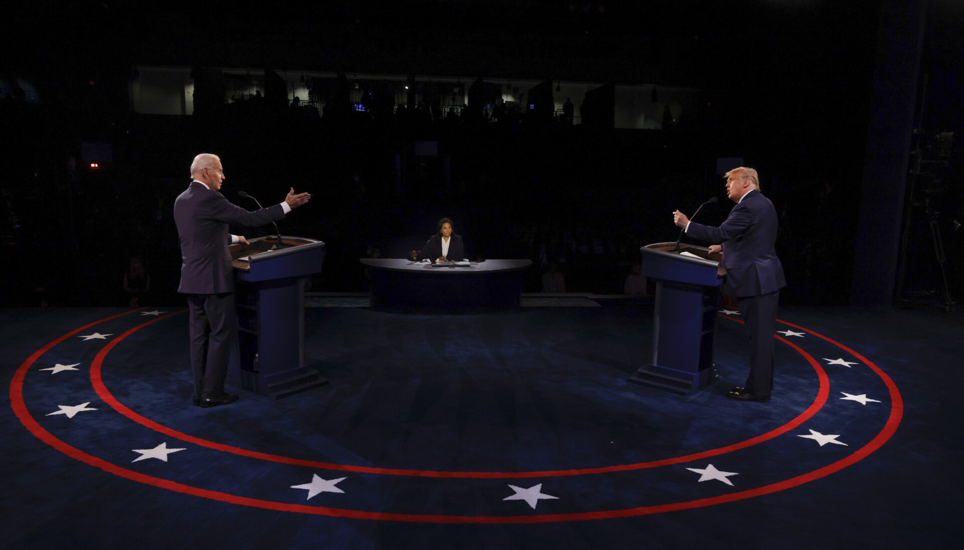 Debate Τραμπ - Μπάιντεν © EPA/JIM BOURG / POOL