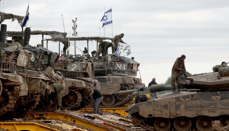 Τανκς του Ισραήλ στη Γάζα © EPA/ATEF SAFADI