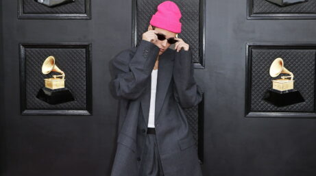Ο Τζάστιν Μπίμπερ με πολυτελές streetwear στυλ © EPA/DAVID SWANSON