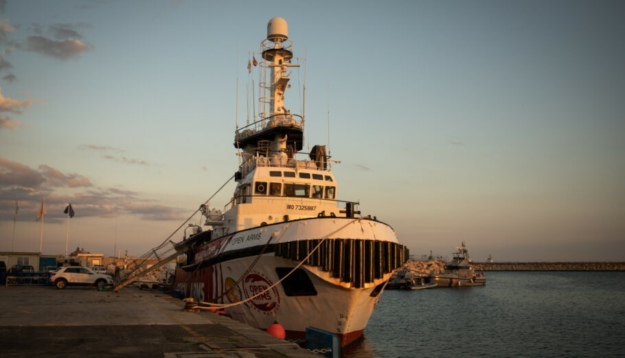 Πλοίο με ανθρωπιστική βοήθεια με προορισμό τη Γάζα, στο λιμάνι της Λάρνακας © EPA/SANTI PALACIOS
