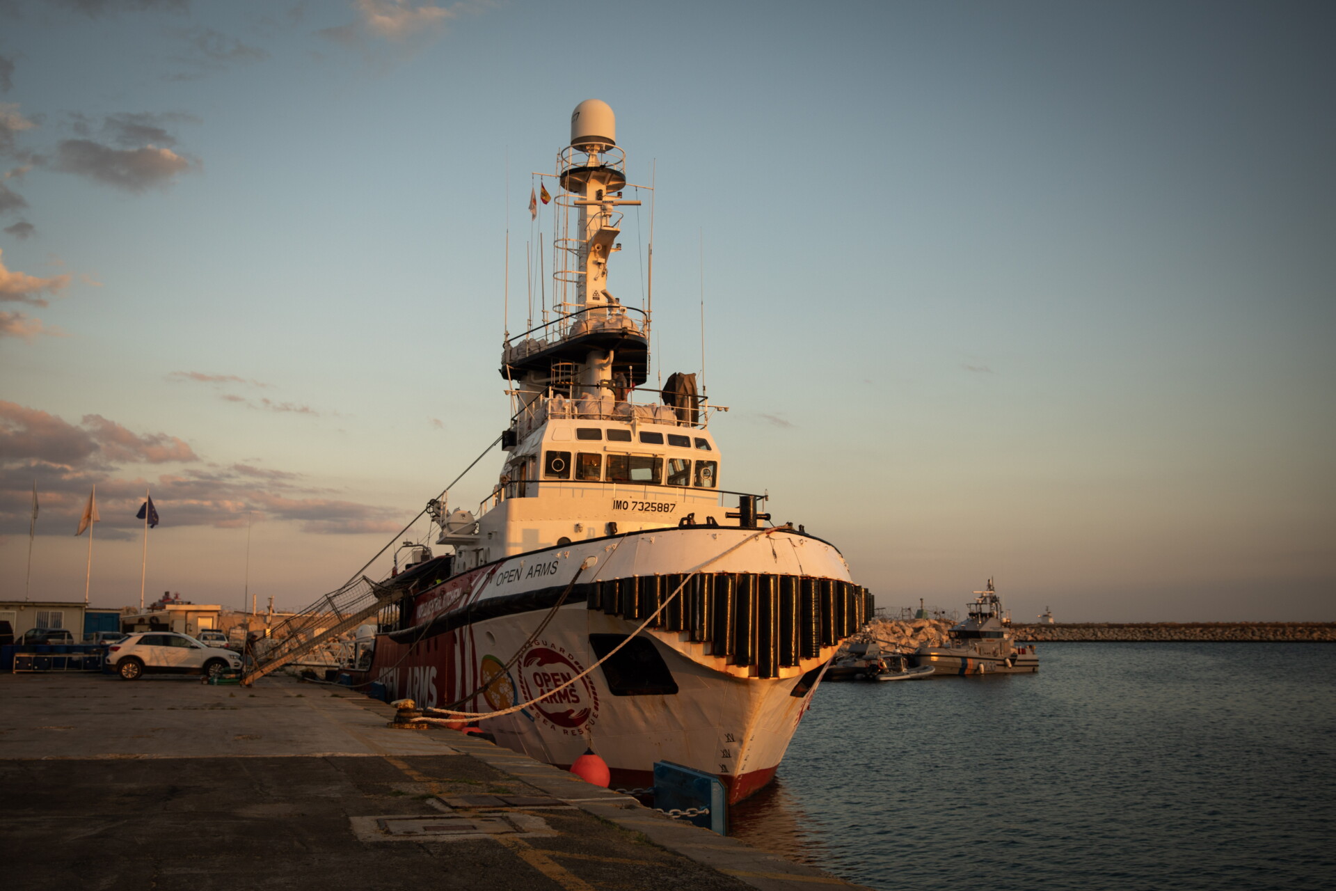 Πλοίο με ανθρωπιστική βοήθεια με προορισμό τη Γάζα, στο λιμάνι της Λάρνακας © EPA/SANTI PALACIOS