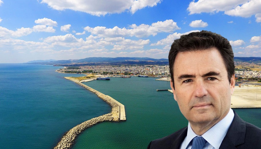 Ο Δημήτρης Πολίτης με φόντο το Λιμάνι Αλεξανδρούπολης © ΤΑΙΠΕΔ / facebook.com/Alexandroupolis-Port-Authority-SA / PowerGame.gr