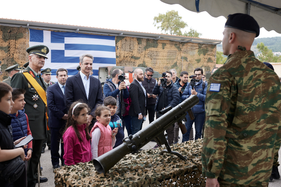 Ο Κυριάκος Μητσοτάκης εκδήλωση για τον εορτασμό του Αγίου Γεωργίου στο Στρατόπεδο «Γκιάλα», κατά την επίσκεψή του στη Χίο©ΑΠΕ-ΜΠΕ/ΝΕΑ ΔΗΜΟΚΡΑΤΙΑ/ΔΗΜΗΤΡΗΣ ΠΑΠΑΜΗΤΣΟΣ