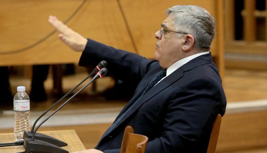 Ο αρχηγός της Χρυσής Αυγής Νίκος Μιχαλολιάκος, χαιρετά ναζιστικά μέσα στο δικαστήριο@ΑΠΕ-ΜΠΕ