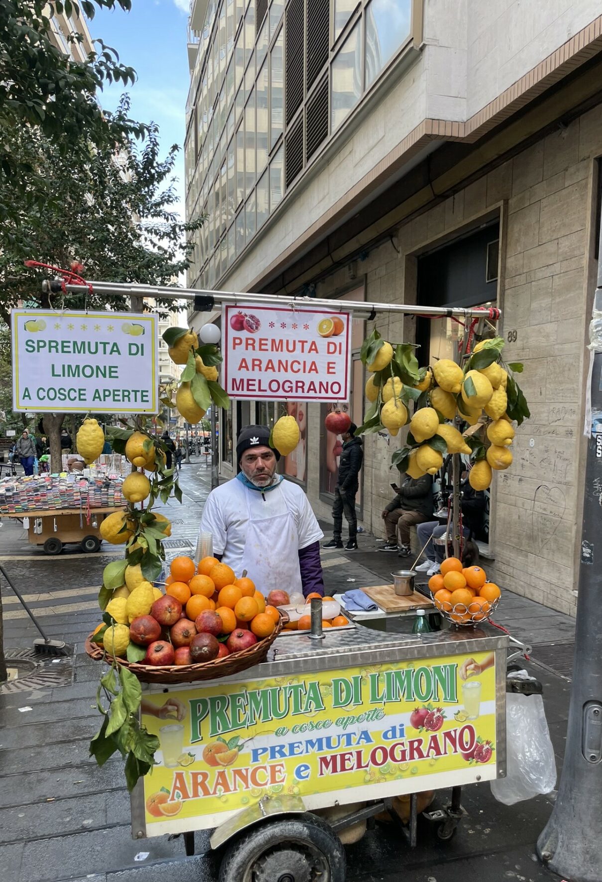 Η Νάπολη είναι ξακουτή και για τις λεμονιές της με τα υπερμεγέθη λεμόνια. Σχεδόν σε κάθε γωνιά του ιστορικού κέντρου θα βρεις έναν πλανώδιο πωλητή φρεσκοστυμμένης λεμονάδας © PowerGame