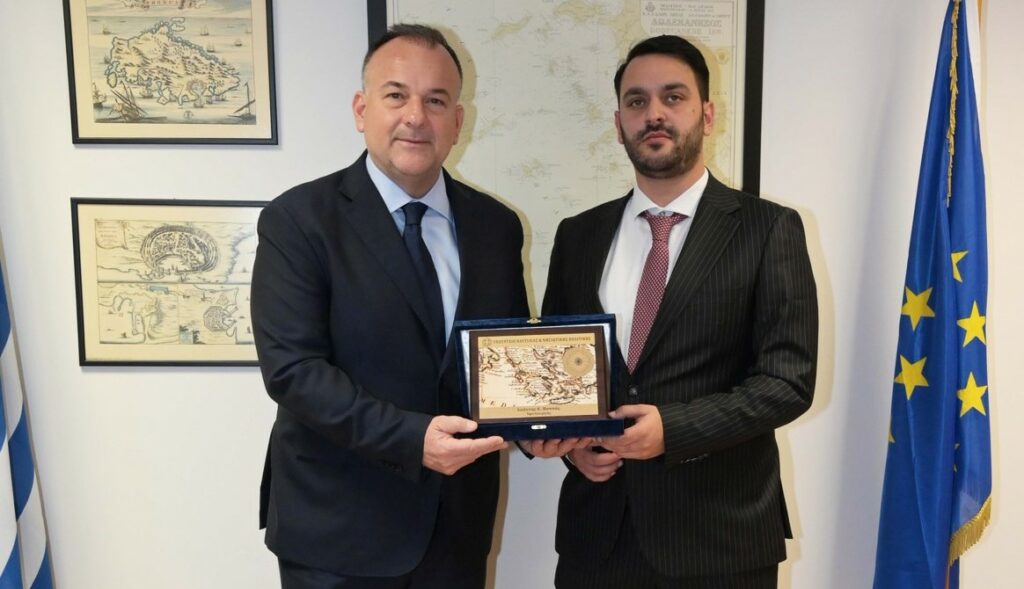 Γιάννης Παππάς: Συνάντηση με τον πρόεδρο Ξενοδόχων Σαντορίνης