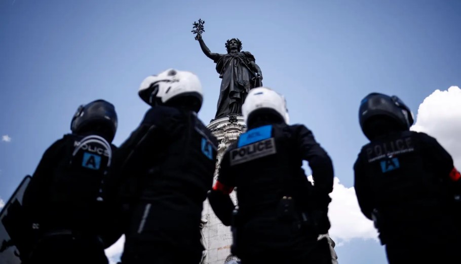 Αστυνομικοί στο Παρίσι © EPA/YOAN VALAT