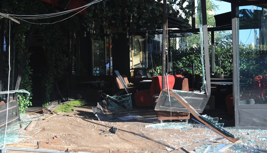 Λεωφόρος Συγγρού: Αυτοκίνητο έπεσε πάνω σε βιτρίνα καφετέριας
