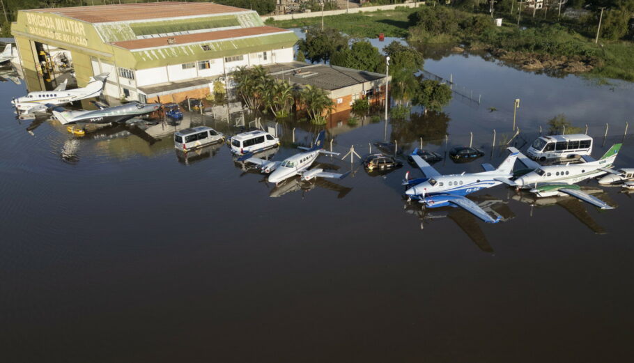 Πλημμυρισμένος αεροδιάδρομος στη Βραζιλία © EPA/Isaac Fontana