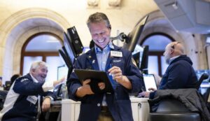 Ράλι στη Wall Street με άνοδο 790 μονάδων για Dow και ιστορικό υψηλό για S&P 500