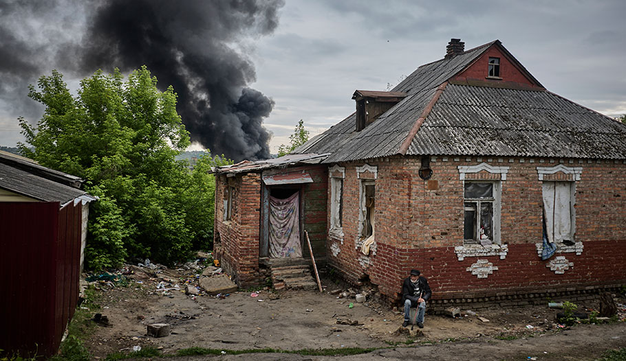Ζημιές σε σπίτι κοντά στο Χάρκοβο της Ουκρανίας μετά τον ρωσικό βομβαρδισμό © EPA/SERGEY KOZLOV
