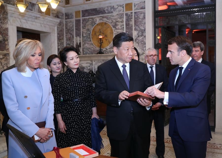 Έφτασε στο Παρίσι ο Κινέζος πρόεδρος Σι Τζινπίνγκ