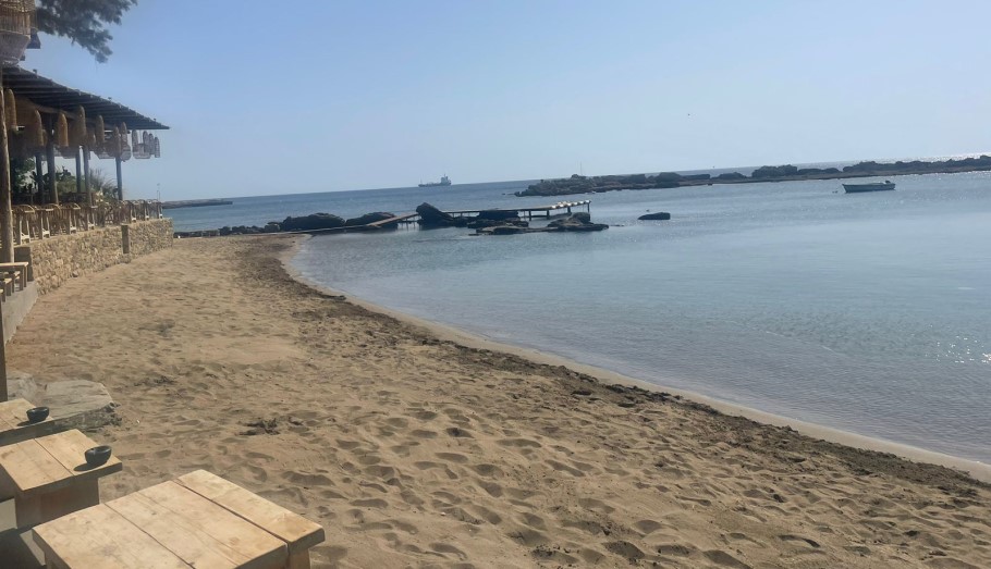 Ρόδος: Απομακρύνθηκαν οι ξαπλώστρες στη θάλασσα