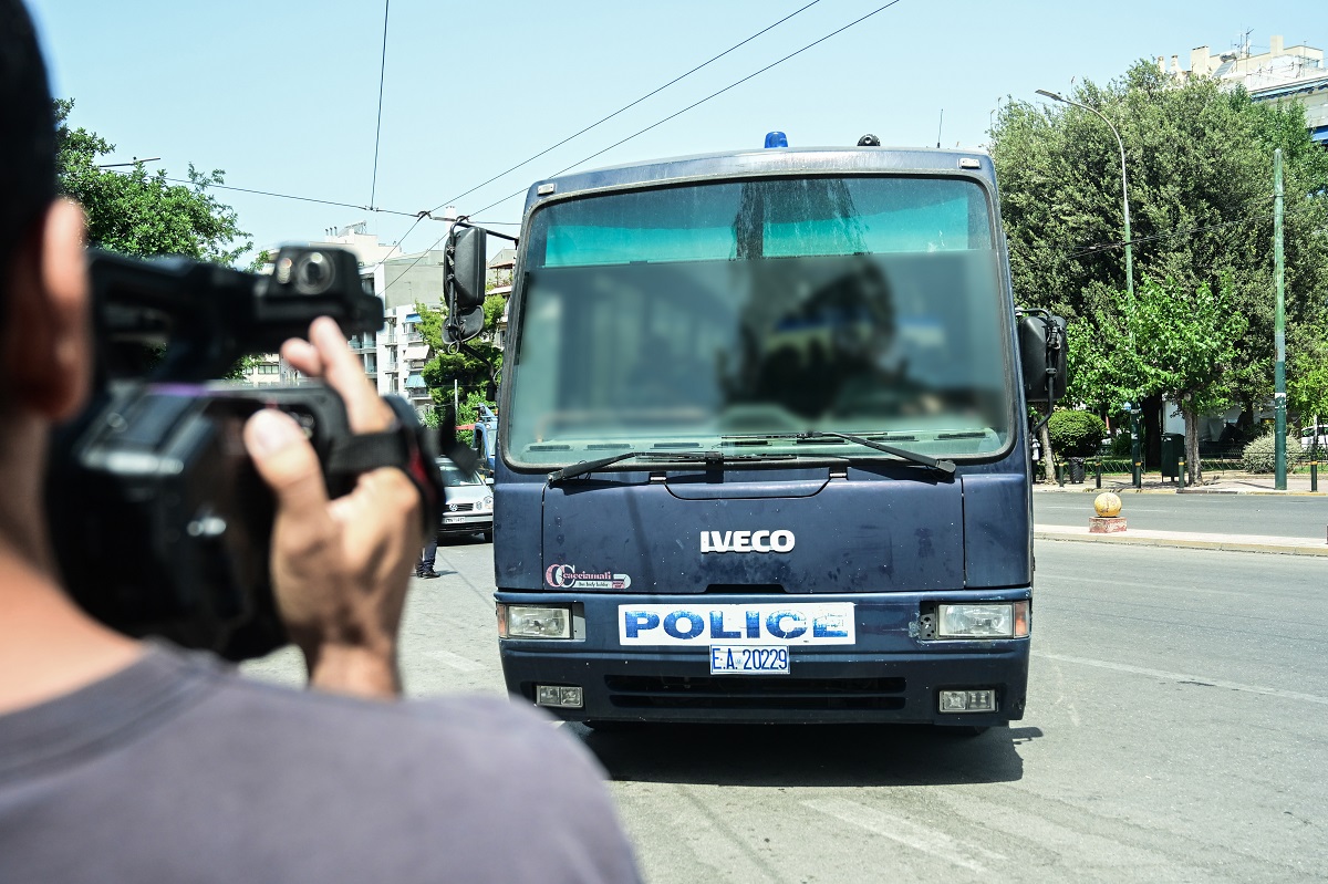 Ποινική δίωξη στον δημοσιογράφο που συνελήφθη για περιστατικό βίας