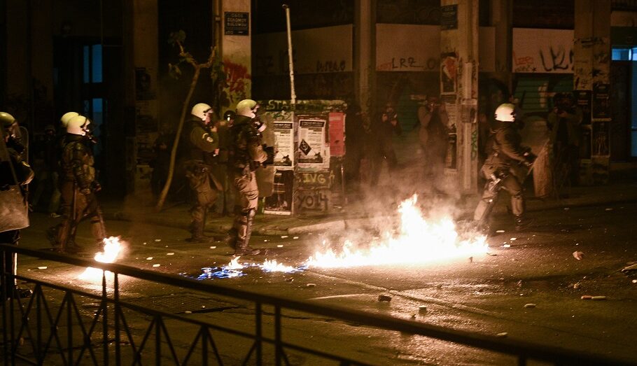 Επεισόδια στα Εξάρχεια: Τραυματίστηκαν 3 αστυνομικοί, 22 προσαγωγές