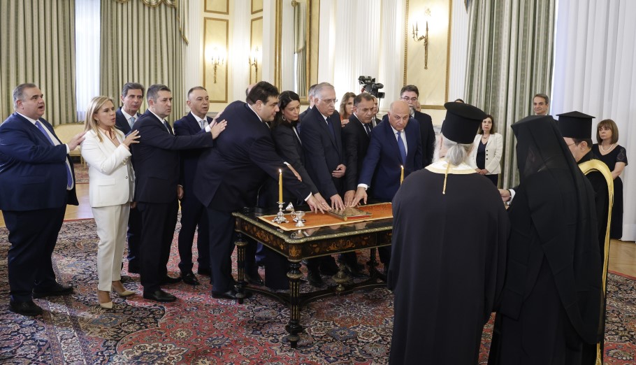 Τα τρία “όχι” στον πρωθυπουργό, ο σύνδεσμος του Μαξίμου με τον έξω κόσμο και οι φιλοδοξίες του Κωνσταντάτου για την ηγεσία του ΠΑΣΟΚ