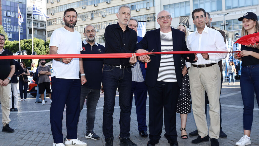 Η κοπή της κορδέλας εγκαινίων για το MotorOne Electric Days από τον Δήμαρχο Πειραιά, Γιάννη Μώραλη.jpg10 - Η κοπή της κορδέλας εγκαινίων από τον Δήμαρχο Πειραια, Γιάννη Μώραλη@ΔΤ