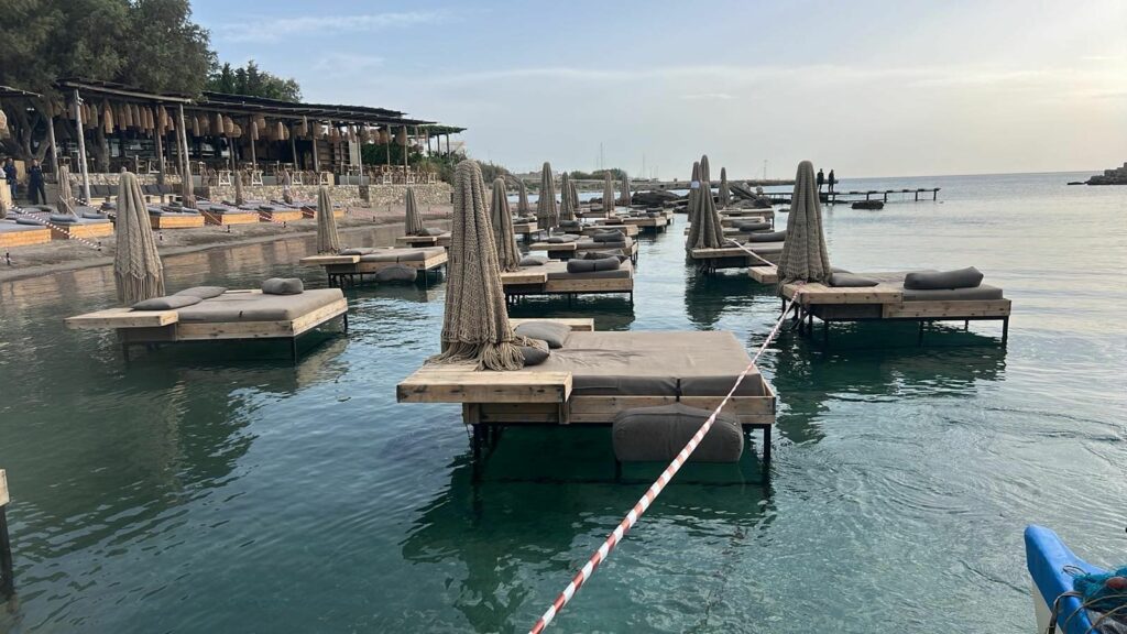 Ρόδος: “Λουκέτο” στο beach bar με τις ξαπλώστρες μέσα στη θάλασσα