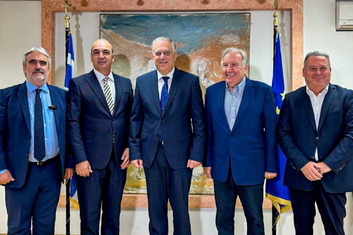 Θεοδωρικάκος: Ενίσχυση στη συνεργασία με τα επιμελητήρια