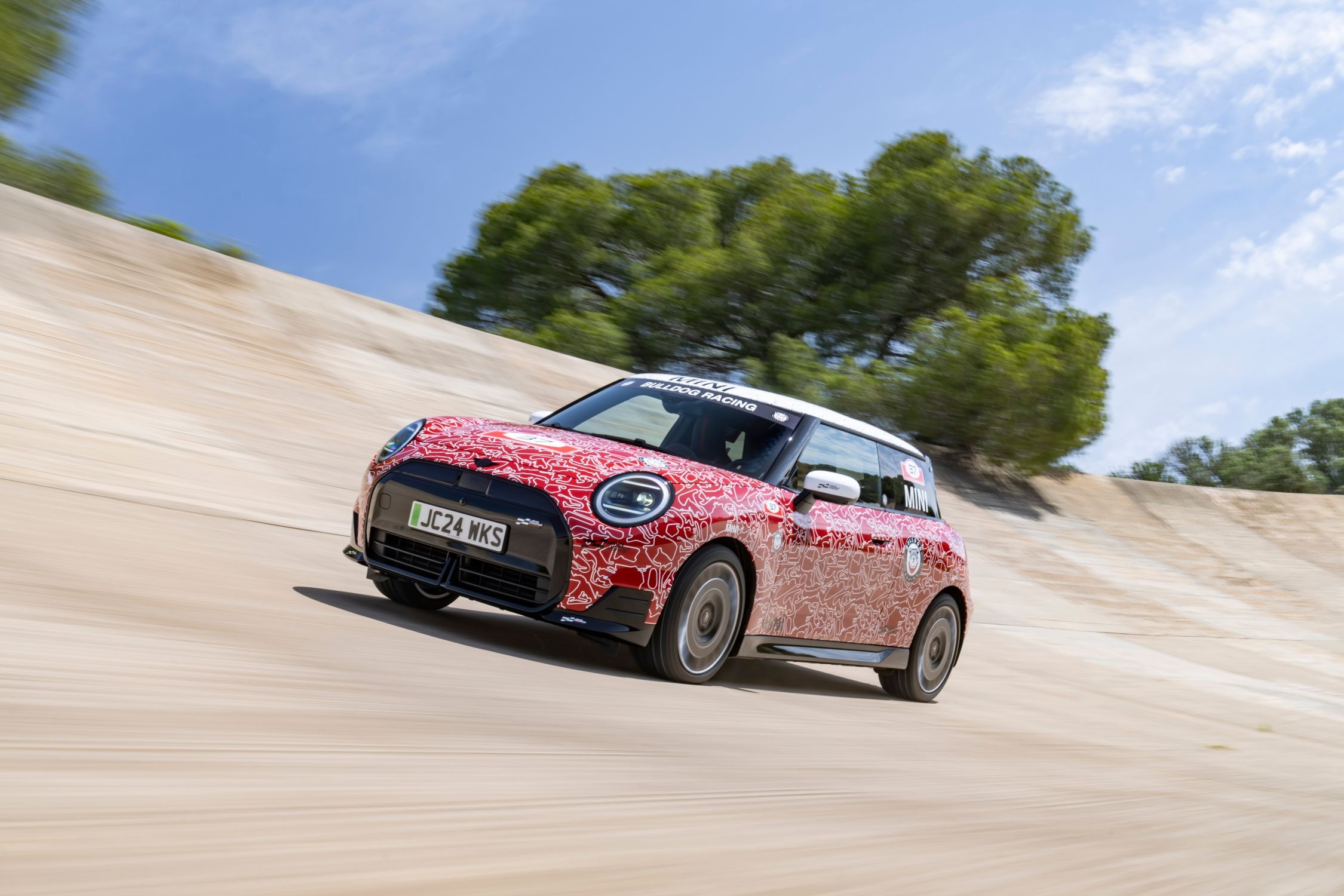 Το Mini JCW E PROtotype δίνει μια πρώτη εικόνα ενός αμιγώς ηλεκτρικού hot-hatch