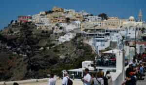 Απορρίμματα: Οι 4 “παίκτες” της Σαντορίνης και το νέο κύμα ΣΔΙΤ στα νησιά