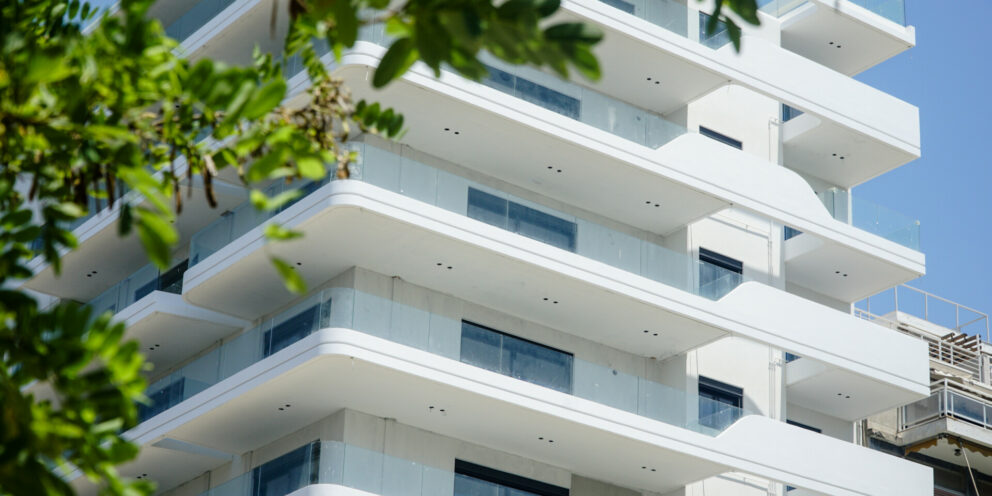 Airbnb: Απόφαση-σταθμός και “φρένο” στις βραχυχρόνιες μισθώσεις σε πολυκατοικίες με βάση τον κανονισμό