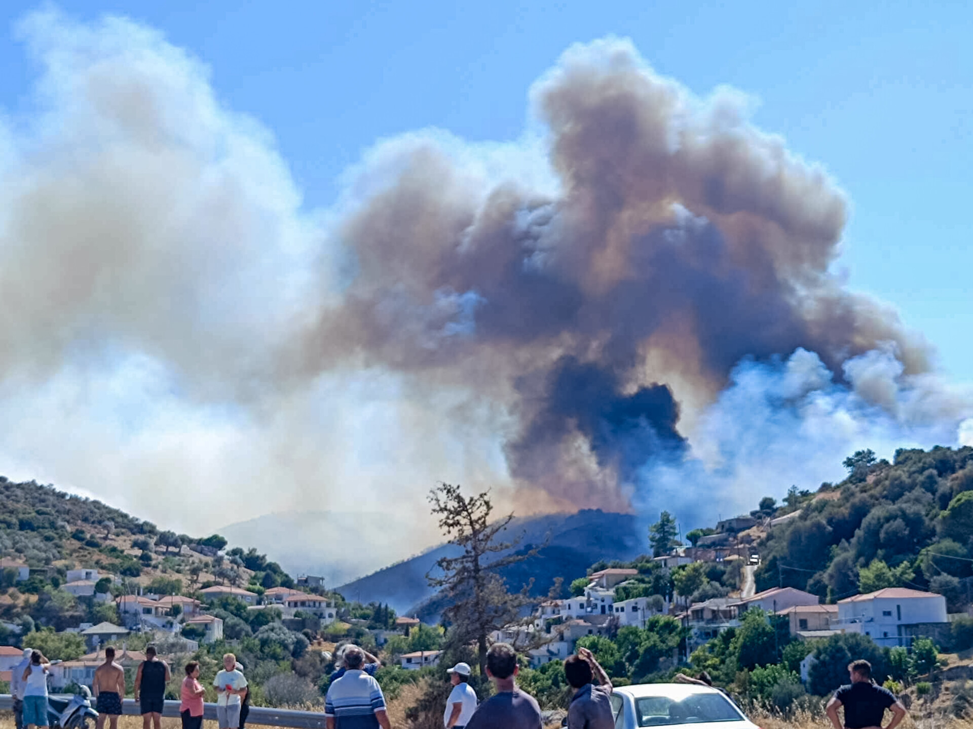 Εύβοια: Ανεξέλεγκτη η φωτιά, εκκενώθηκαν οικισμοί