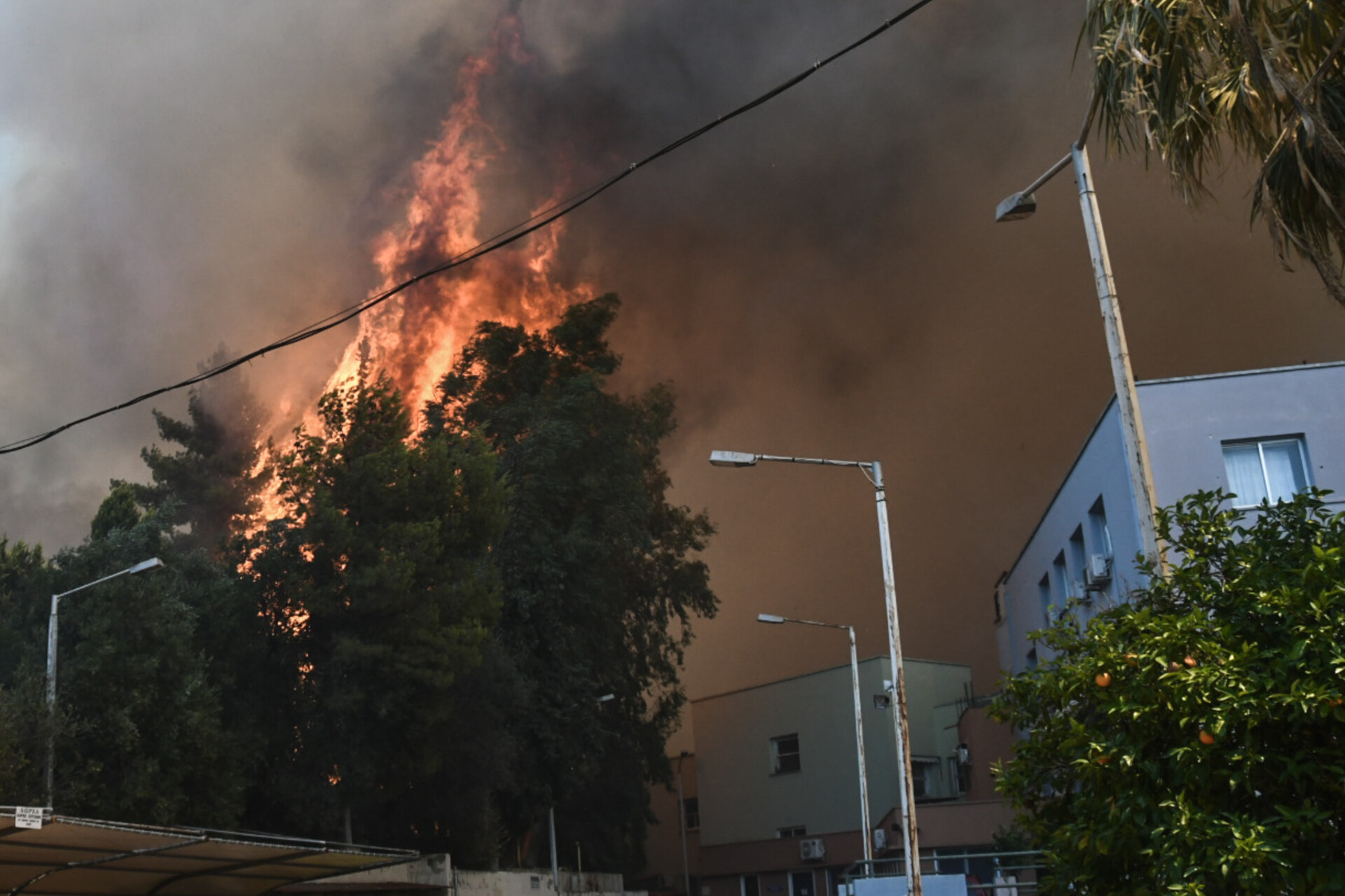 Χωρίς ενεργό μέτωπο η φωτιά στην Πάτρα