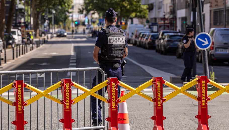Επίθεση με μαχαίρι κατά αστυνομικού στο Παρίσι