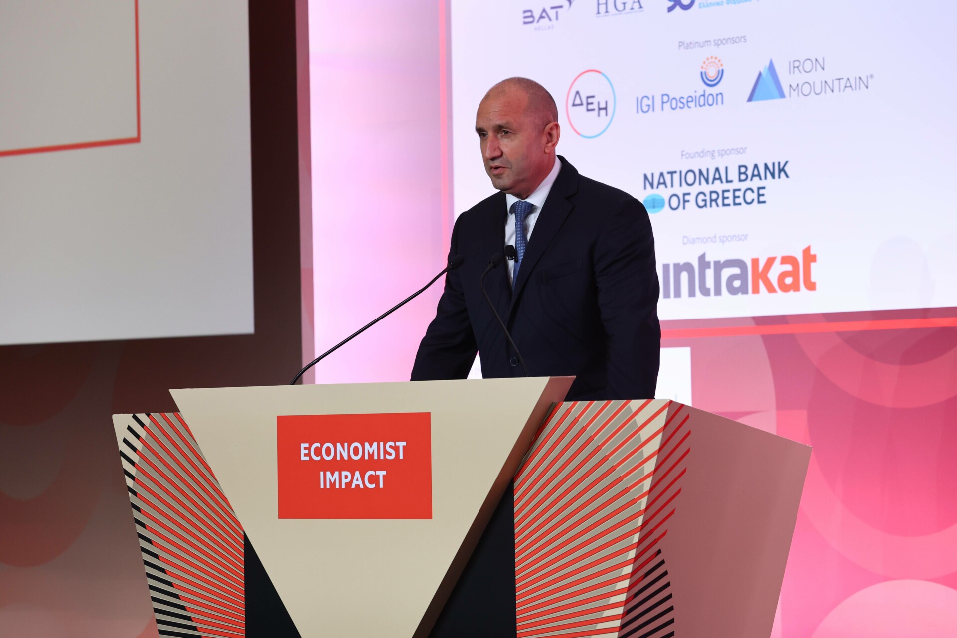 Ράντεφ: Το ΝΑΤΟ να μην συρθεί στον πόλεμο στην Ουκρανία