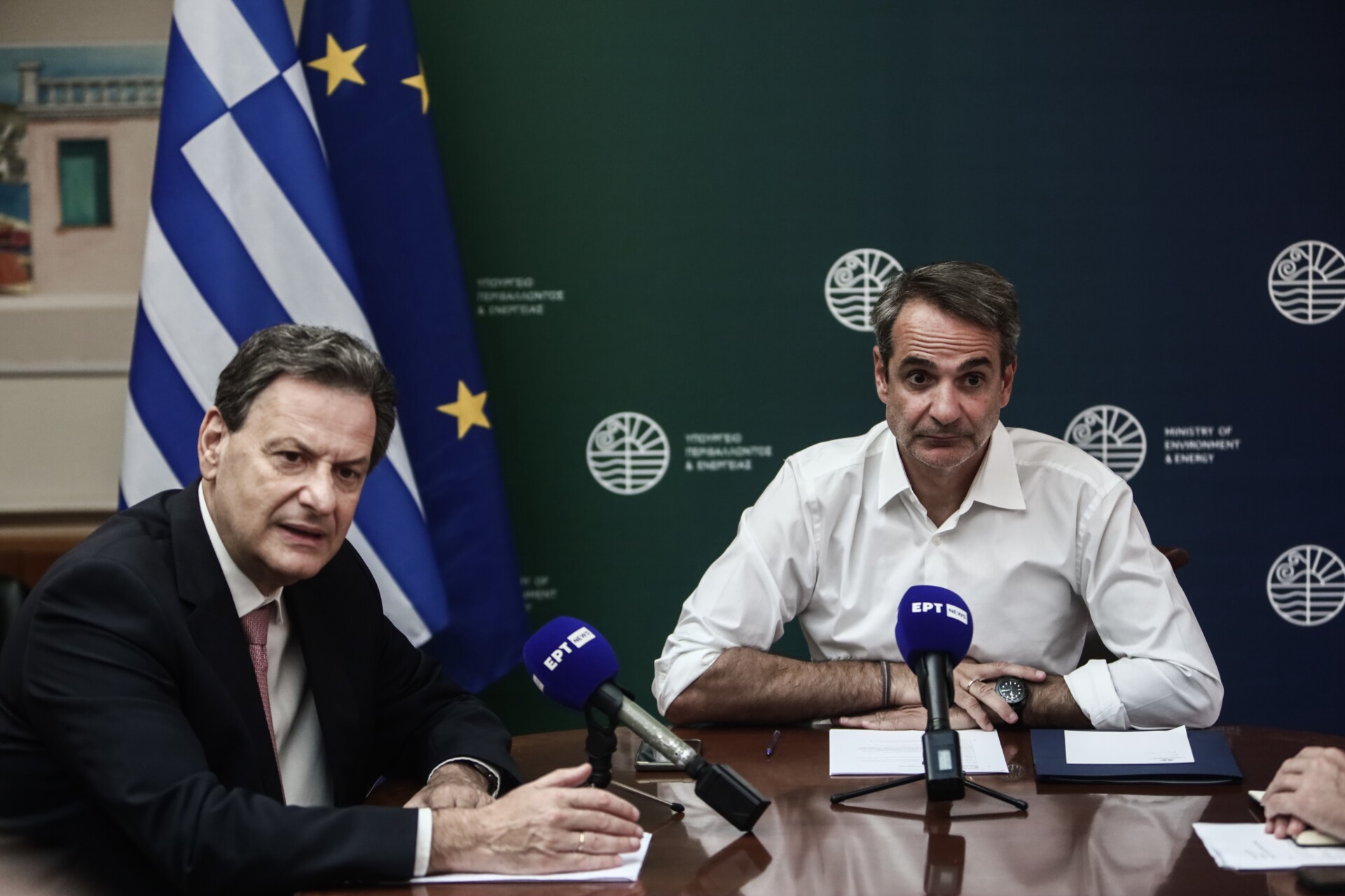 O Κυριάκος Μητσοτάκης και o Θόδωρος Σκυλακάκης © ΚΩΣΤΑΣ ΤΖΟΥΜΑΣ/EUROKINISSI)