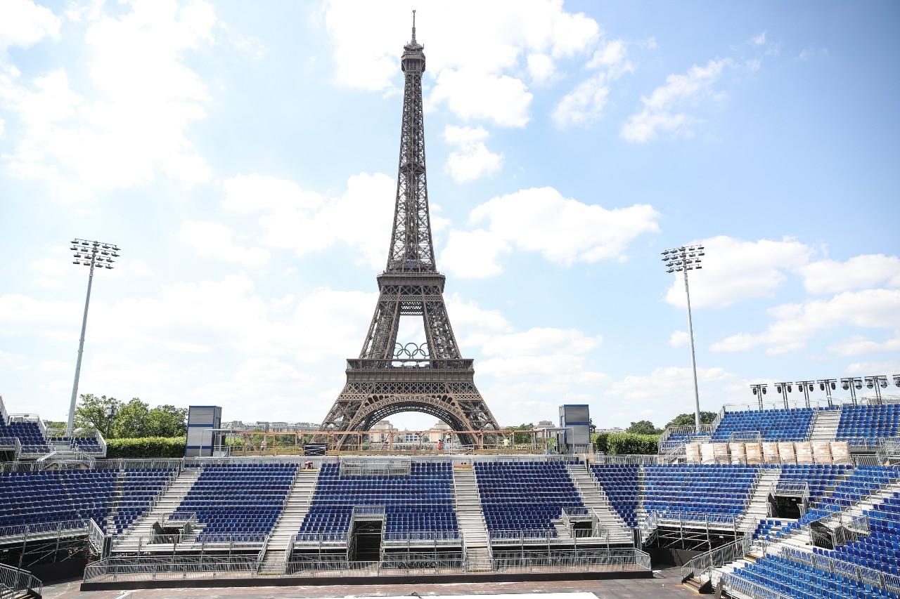 Το γήπεδο για beach volley Stade Tour Eiffel μπροστά στον Πύργο του Άιφελ EPA_Teresa Suarez