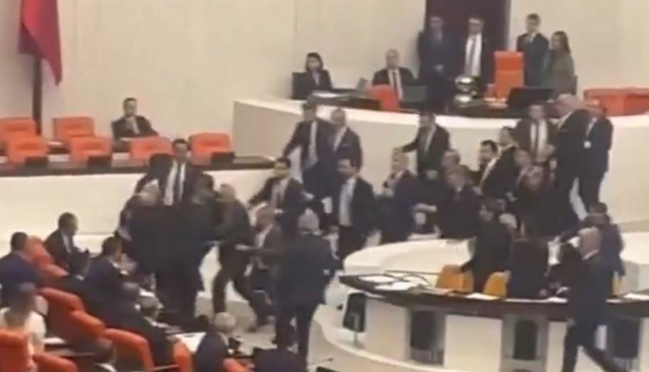 Τουρκία: “Ροντέο” η τουρκική Εθνοσυνέλευση