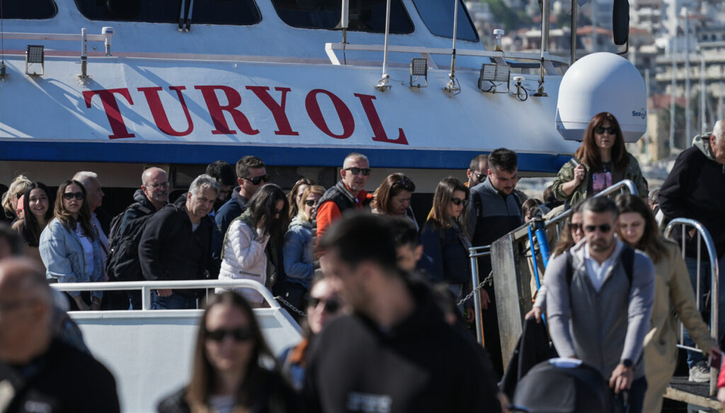 Bloomberg: Τι βλέπουν οι Τούρκοι τουρίστες και επιλέγουν Ελλάδα