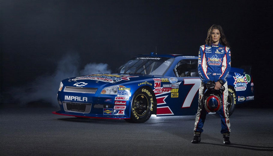 Danica Patrick: Η μελαχρινή καλλονή που κέρδισε στις αντροκρατούμενες οβάλ πίστες των ΗΠΑ