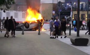 Ολονύχτιες ταραχές και φωτιές στο Μπέλφαστ, αντιμεταναστευτικό πογκρόμ